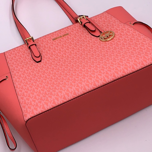 MICHAEL KORS GILLY LARGE DRAWSTRING TRAVEL TOTE GRAPEFRUIT SIGNATURE - Picture 15 of 16